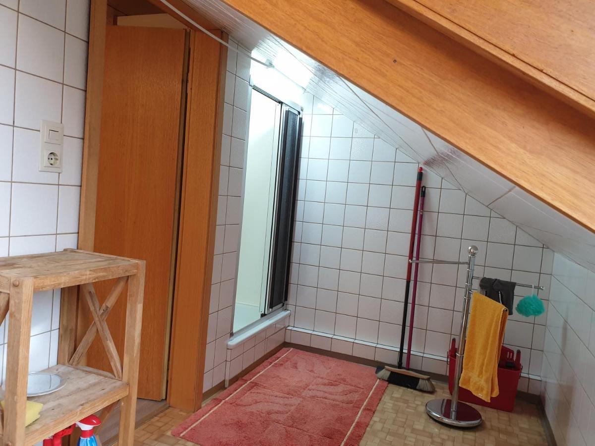 Sonnige Ruhige Dachzimmer Inkl Wifi Plus Kaffee Mit Wg Dusche Und Neuer Kueche Lorrach Bagian luar foto