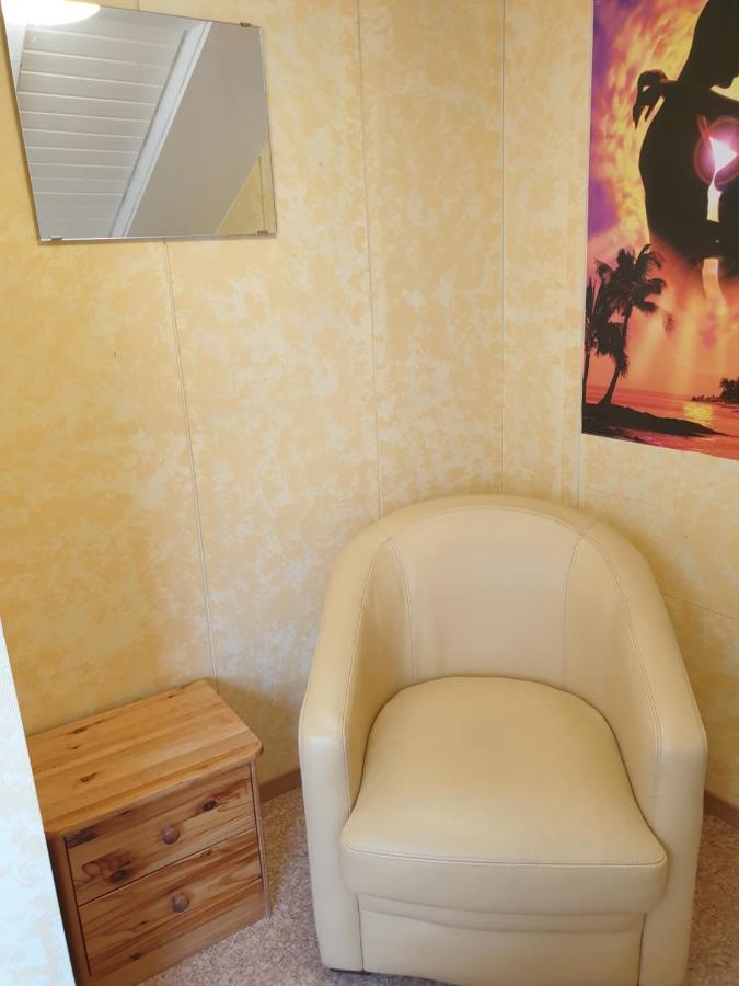 Sonnige Ruhige Dachzimmer Inkl Wifi Plus Kaffee Mit Wg Dusche Und Neuer Kueche Lorrach Bagian luar foto