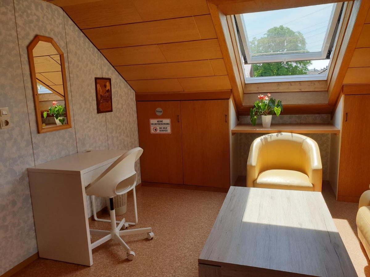Sonnige Ruhige Dachzimmer Inkl Wifi Plus Kaffee Mit Wg Dusche Und Neuer Kueche Lorrach Bagian luar foto